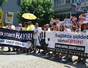 Health staff protest violence against colleagues in İzmir