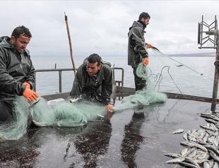 Fishermen set sail for Lake Van as fishing ban lifted