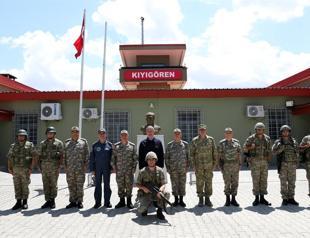 Turkish defense chief inspects troops on Syria border