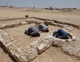 Israel unearths remains of rare ancient mosque