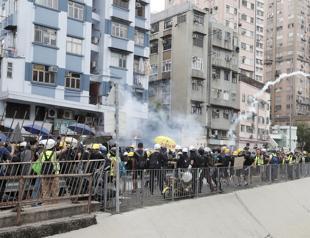 Police fire tear gas at Hong Kongers defying ban on ’anti-triad’ rall