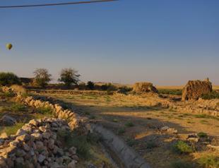 Balloons take flight over ancient Dara