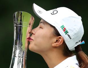 Golf-mad Japan salutes Smiling Cinderella