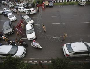 India detains Kashmir political leaders as threat to peace