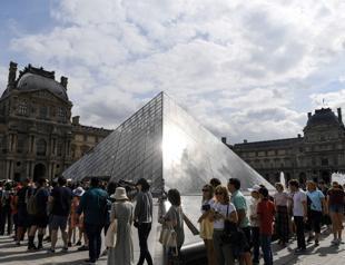 Overcrowded Louvre struggles to cope with rising tourist tide