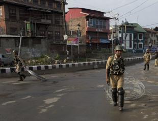 India arrests over 500 as Kashmir clampdown challenged