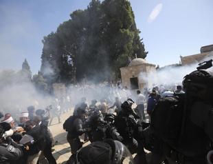 Israeli forces attack Palestinian worshipers in Al-Aqsa