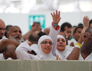 Pilgrims pelt devil with stones as final Hajj ritual