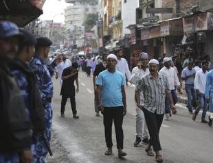 Troops let Muslims walk to mosques in Indian-ruled Kashmir