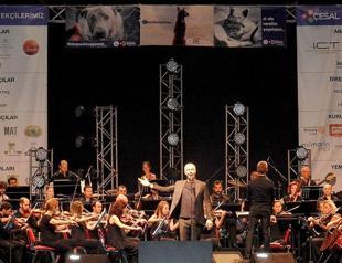 Italian tenor belts out for stray animals in Turkey’s west