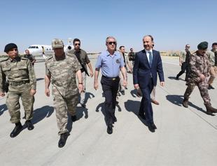 Turkish defense minister on border for Syria safe zone