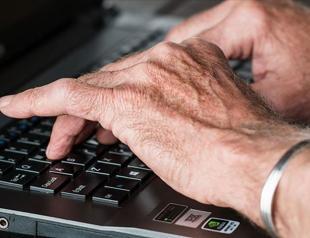 Elderly in Turkey spend 4 hours a day on screens