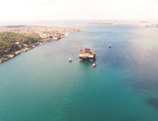 Bosphorus traffic paused as giant drilling rig passes