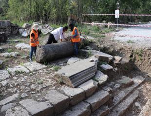 Archeologists unearth ancient memorial tomb in Aizanoi