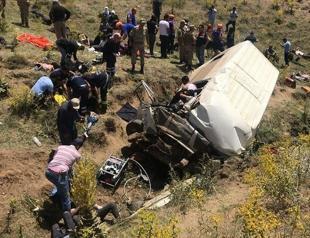 Minibus carrying migrants overturns, kills 2