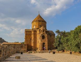 Over 160,000 tourists visit Akdamar Island in 2019