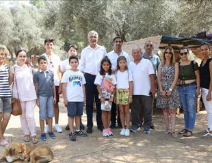 Children sell books to feed stray animals