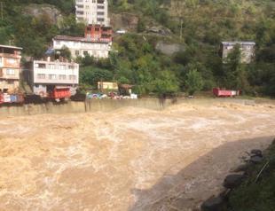 Heavy rains cause flash floods in Northeastern Turkey