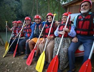‘Senior citizens’ in Turkey’s Düzce have fun river rafting