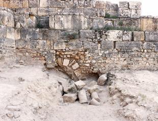 Ancient structures protected against earthquake