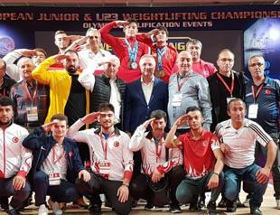 Turkish weightlifter wins gold in youth championships
