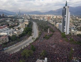 One million Chileans march in Santiago, city grinds to halt