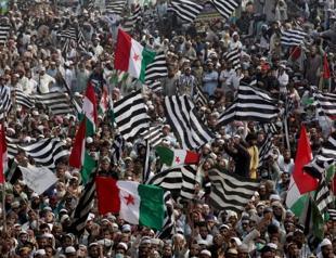 Pakistani protesters descend on capital to demand PM quits