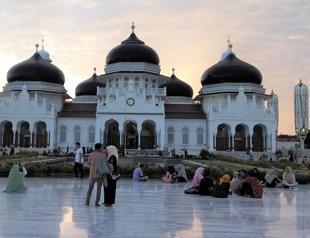 Turkish mosque stands after 2004 tsunami in Indonesia