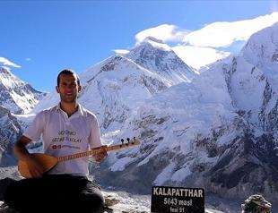 Turkish man plays traditional saz on Mount Everest, wants to introduce Turkish culture