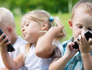 Children should not possess smartphone until age of 12: Report