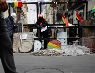 Bolivias Morales boards plane to Mexico as protests rage in La Paz