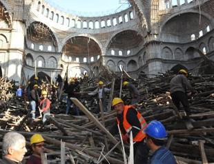 Hundreds join forces to rescue man under debris