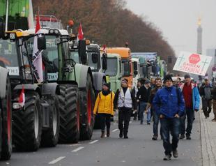 Farmers blocking Berlin roads to protest government policies