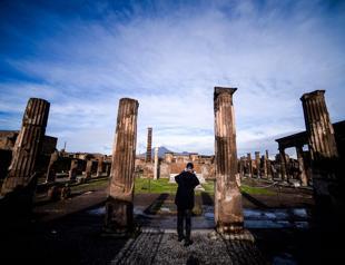 Pompeiis grand baths unveiled, with hidden tragedy