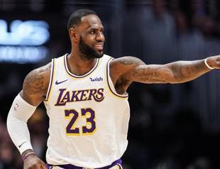 James, Davis each score 25, Lakers beat Nuggets 105-96