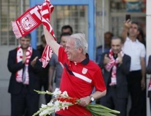 Turkish coach leaves Iranian club over protests