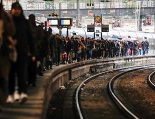 France: Unions vote to extend strike amid deadlock