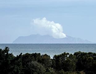 New Zealand volcano vents steam, stymies recovery of bodies