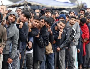 Migrants wander through Bosnia in Balkan winter