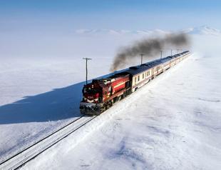 New year revelers enamored by ‘white desert’ Çıldır in Turkey’s northeast