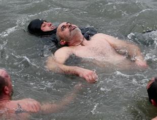 Man almost drowned in Istanbul during Orthodox cross-throwing ceremony