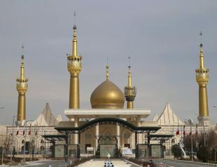 Pentagon says will not break law of war, despite Trump threat