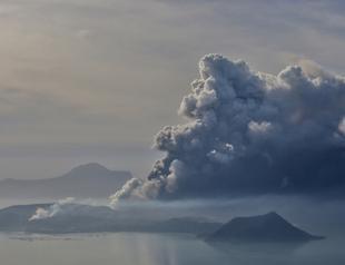 Rumbling volcano shuts down Philippine capital