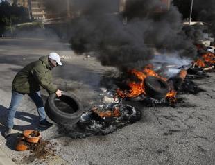 Lebanese protesters block roads against government inaction