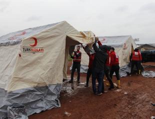 Turkish doctors treat Syrian children in northern Syria