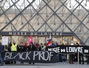 Louvre reopens after being blocked by strikers