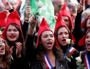 Hundreds protest against new French bioethics bill
