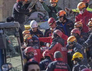 Turkey quake kills at least 22, rescuers dig for survivors