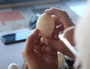 Egg-carving artist breaks record on fragile art