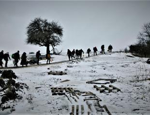 Turkish villagers give shelter to freezing migrants in Edirne